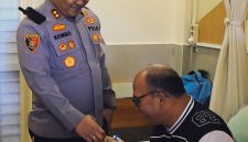 Kapolres Tomohon AKBP Novrial Kombo menggenggam erat tangan IPTU Richard Polii