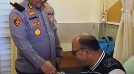 Kapolres Tomohon AKBP Novrial Kombo menggenggam erat tangan IPTU Richard Polii 