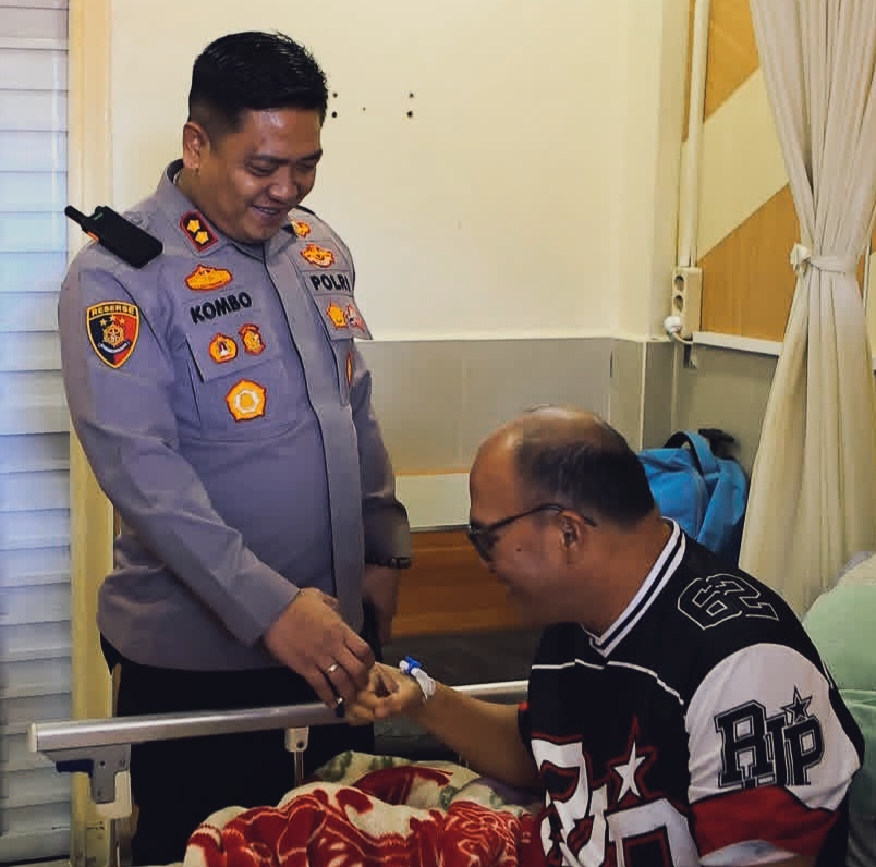 Kapolres Tomohon AKBP Novrial Kombo menggenggam erat tangan IPTU Richard Polii