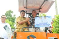 Gubernur Sulawesi Utara Mayjen TNI (Purn.) Yulius Selvanus, S.E., menyerahkan mesin pertanian (alsintan) serta benih jagung kepada kelompok tani di Kabupaten Minahasa.(ist)