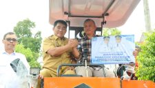 Gubernur Sulawesi Utara Mayjen TNI (Purn.) Yulius Selvanus, S.E., menyerahkan mesin pertanian (alsintan) serta benih jagung kepada kelompok tani di Kabupaten Minahasa.(ist)