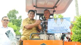 Gubernur Sulawesi Utara Mayjen TNI (Purn.) Yulius Selvanus, S.E., menyerahkan mesin pertanian (alsintan) serta benih jagung kepada kelompok tani di Kabupaten Minahasa.(ist)