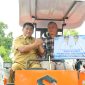 Gubernur Sulawesi Utara Mayjen TNI (Purn.) Yulius Selvanus, S.E., menyerahkan mesin pertanian (alsintan) serta benih jagung kepada kelompok tani di Kabupaten Minahasa.(ist)
