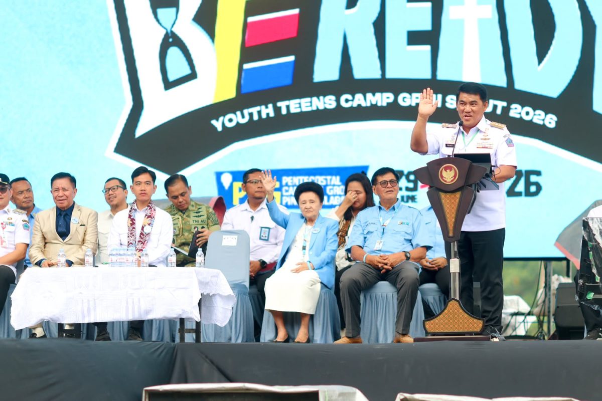 Gubernur Sulawesi Utara Mayjen TNI (Purn) Yulius Selvanus memberikan sambutan dalam Perkemahan Regional Pemuda dan Remaja GPdI Sulawesi Utara 2026 di Desa Pinilih, Kabupaten Minahasa Utara, Senin (29/6/2026). (Ist)