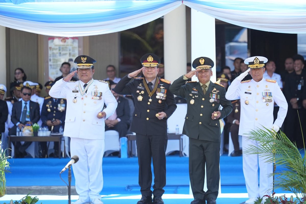Gubernur Sulawesi Utara Yulius Selvanus bertindak sebagai inspektur upacara dengan membacakan amanat Presiden RI Prabowo Subianto di hadapan ribuan peserta.