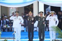 Gubernur Sulawesi Utara Yulius Selvanus bertindak sebagai inspektur upacara dengan membacakan amanat Presiden RI Prabowo Subianto di hadapan ribuan peserta.