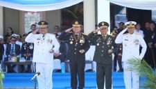 Gubernur Sulawesi Utara Yulius Selvanus bertindak sebagai inspektur upacara dengan membacakan amanat Presiden RI Prabowo Subianto di hadapan ribuan peserta.