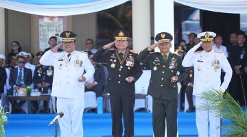 Gubernur Sulawesi Utara Yulius Selvanus bertindak sebagai inspektur upacara dengan membacakan amanat Presiden RI Prabowo Subianto di hadapan ribuan peserta.
