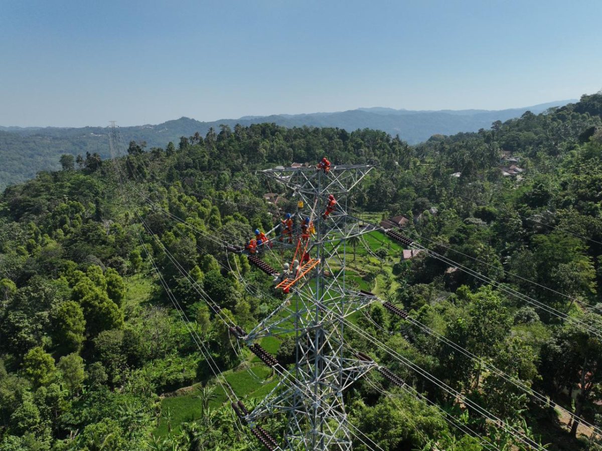 Ilustrasi Petugas PLN yang sedang melakukan pemeliharaan jaringan listrik SUTT 150 kV Pratu–Bayah, Banten guna menjaga keandalan pasokan listrik kepada masyarakat.