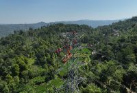 Ilustrasi Petugas PLN yang sedang melakukan pemeliharaan jaringan listrik SUTT 150 kV Pratu–Bayah, Banten guna menjaga keandalan pasokan listrik kepada masyarakat.