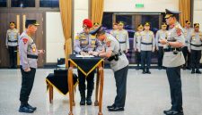 Kapolri Jenderal Pol. Listyo Sigit Prabowo memimpin upacara serah terima jabatan (sertijab) enam Kepala Kepolisian Daerah (Kapolda) di Rupattama Mabes Polri, Jakarta, Sabtu (4/7/2026).