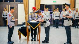 Kapolri Jenderal Pol. Listyo Sigit Prabowo memimpin upacara serah terima jabatan (sertijab) enam Kepala Kepolisian Daerah (Kapolda) di Rupattama Mabes Polri, Jakarta, Sabtu (4/7/2026).