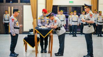 Kapolri Jenderal Pol. Listyo Sigit Prabowo memimpin upacara serah terima jabatan (sertijab) enam Kepala Kepolisian Daerah (Kapolda) di Rupattama Mabes Polri, Jakarta, Sabtu (4/7/2026).