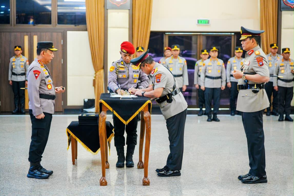 Kapolri Jenderal Pol. Listyo Sigit Prabowo memimpin upacara serah terima jabatan (sertijab) enam Kepala Kepolisian Daerah (Kapolda) di Rupattama Mabes Polri, Jakarta, Sabtu (4/7/2026).