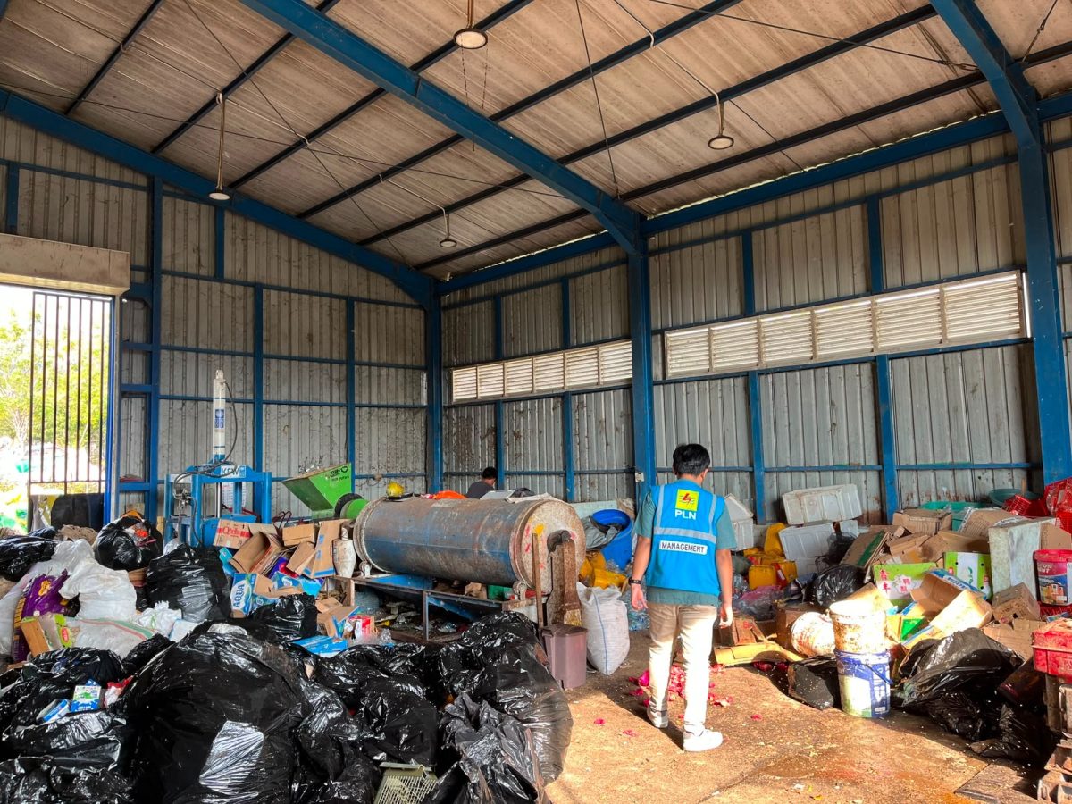 PT PLN (Persero) melalui Program Tanggung Jawab Sosial dan Lingkungan (TJSL) terus menghadirkan manfaat bagi masyarakat melalui pengelolaan sampah berkelanjutan di TPA Kawatuna, Kota Palu.