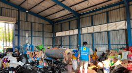 PT PLN (Persero) melalui Program Tanggung Jawab Sosial dan Lingkungan (TJSL) terus menghadirkan manfaat bagi masyarakat melalui pengelolaan sampah berkelanjutan di TPA Kawatuna, Kota Palu.
