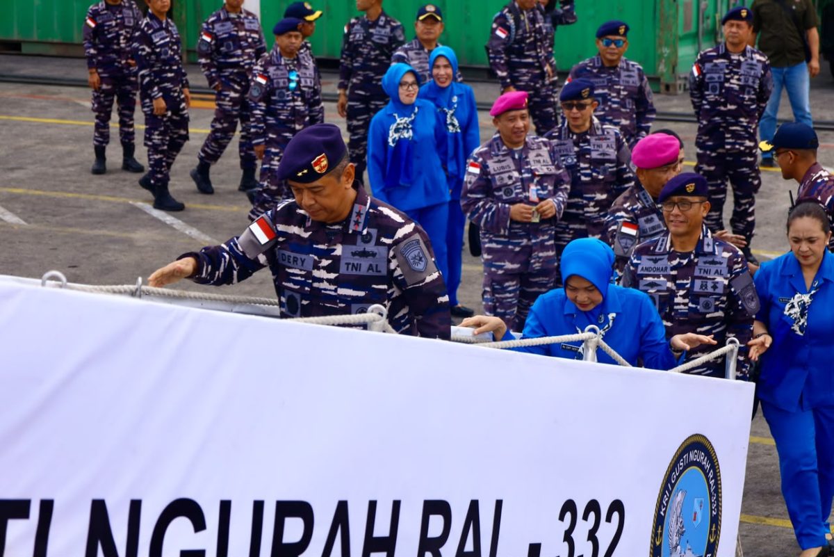 Dankodaeral VIII Laksda TNI Dery Triesananto Suhendi, S.E., M.Tr.Opsla., meninjau langsung kesiapan KRI I Gusti Ngurah Rai (GNR)-332 yang sandar di Dermaga Bitung, Sulawesi Utara, Sabtu (11/7/2026).