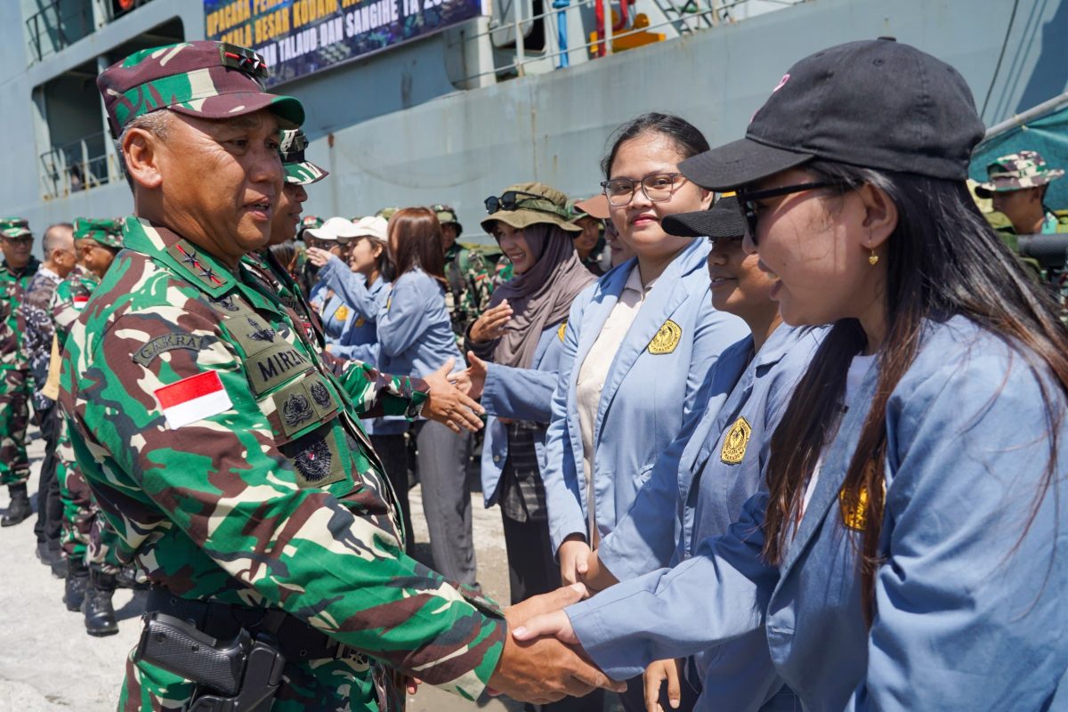 Pangdam XIII/Merdeka Mayjen TNI Mirza Agus, S.I.P., memberangkatkan 57 mahasiswa Universitas Sam Ratulangi (Unsrat) Manado, 21 dosen, dan 212 prajurit Kodam XIII/Merdeka menuju Kabupaten Kepulauan Talaud dan Kabupaten Kepulauan Sangihe, Sabtu (11/7/2026).
