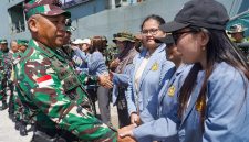 Pangdam XIII/Merdeka Mayjen TNI Mirza Agus, S.I.P., memberangkatkan 57 mahasiswa Universitas Sam Ratulangi (Unsrat) Manado, 21 dosen, dan 212 prajurit Kodam XIII/Merdeka menuju Kabupaten Kepulauan Talaud dan Kabupaten Kepulauan Sangihe, Sabtu (11/7/2026).