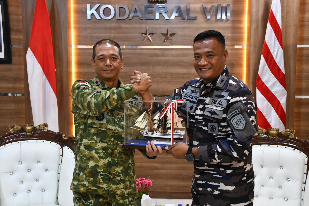 Komandan Kodaerah Maritim (Dankodaeral) VIII Laksda TNI Dery Triesnanto Suhendi menerima kunjungan kehormatan (Courtesy Call) Komandan KRI Bima Suci Letkol Laut (P) Sugeng Hariyanto di Markas Kodaeral VIII, Senin (13/7/2026).