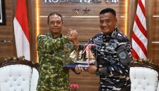 Komandan Kodaerah Maritim (Dankodaeral) VIII Laksda TNI Dery Triesnanto Suhendi menerima kunjungan kehormatan (Courtesy Call) Komandan KRI Bima Suci Letkol Laut (P) Sugeng Hariyanto di Markas Kodaeral VIII, Senin (13/7/2026).