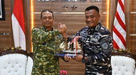 Komandan Kodaerah Maritim (Dankodaeral) VIII Laksda TNI Dery Triesnanto Suhendi menerima kunjungan kehormatan (Courtesy Call) Komandan KRI Bima Suci Letkol Laut (P) Sugeng Hariyanto di Markas Kodaeral VIII, Senin (13/7/2026).