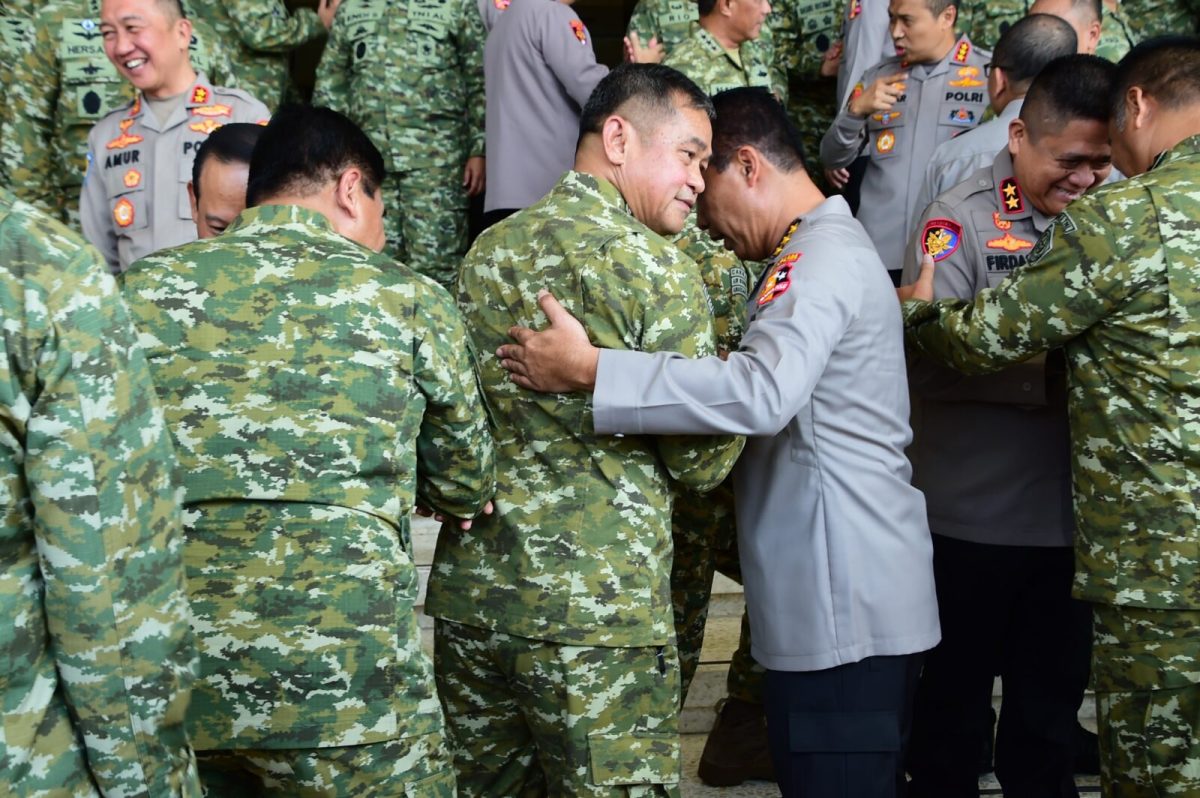Kasad Jenderal TNI Maruli Simanjuntak, M.Sc., mendampingi Panglima TNI Jenderal TNI Agus Subiyanto menerima kunjungan silaturahmi Kapolri Jenderal Polisi Listyo Sigit Prabowo di Markas Besar TNI, Cilangkap, Jakarta Timur, Senin (13/7/2026).