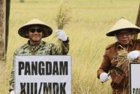 Pangdam XIII/Merdeka Mayjen TNI Mirza Agus, S.I.P., menghadiri Panen Raya Padi Serentak Program Ketahanan Pangan TNI di Desa Tapadaka Timur, Kecamatan Dumoga, Kabupaten Bolaang Mongondow, Selasa (14/7/2026).