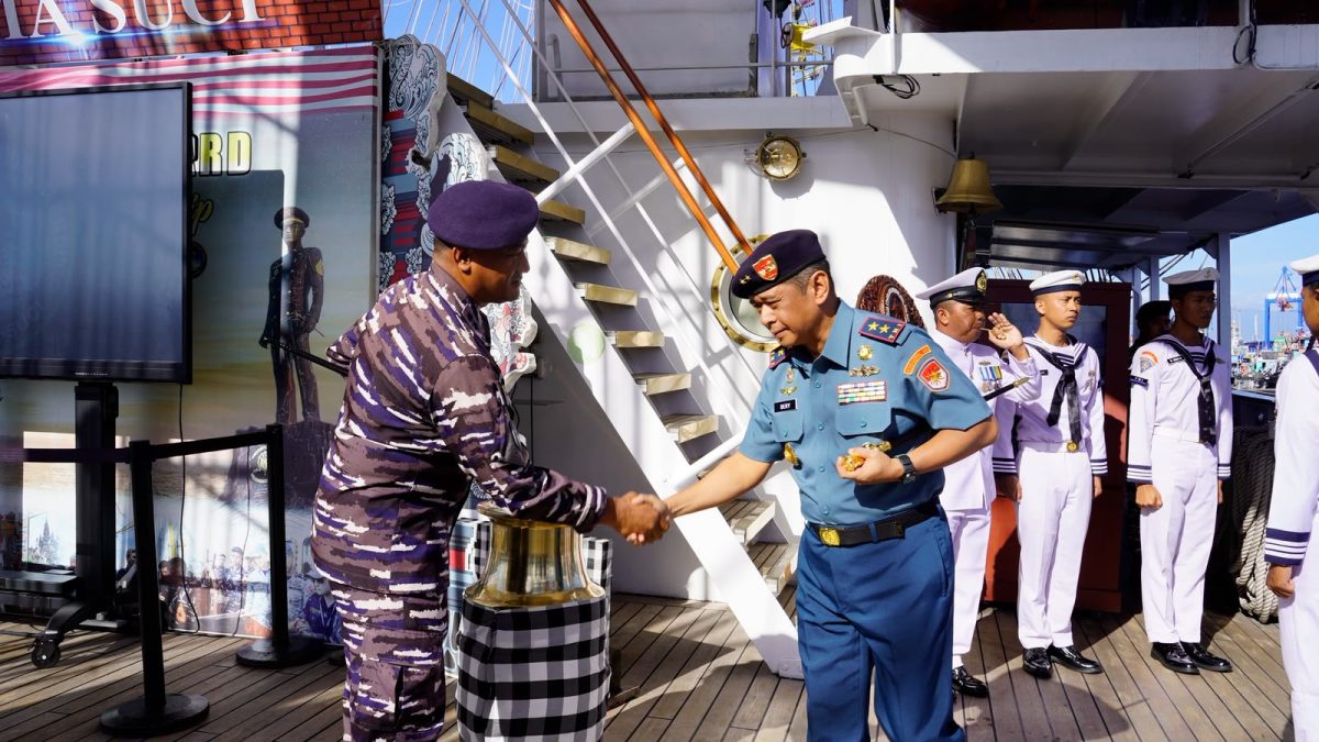 Komandan Komando Daerah Angkatan Laut (Dankodaeral) VIII Laksda TNI Dery Triesananto Suhendi, S.E., M.Tr.Opsla., melaksanakan kunjungan kerja ke KRI Bima Suci-945 yang tengah sandar di Dermaga Utama Samla Satrol Kodaeral VIII, Bitung, Rabu (15/7/2026).