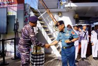 Komandan Komando Daerah Angkatan Laut  (Dankodaeral) VIII Laksda TNI Dery Triesananto Suhendi, S.E., M.Tr.Opsla., melaksanakan kunjungan kerja ke KRI Bima Suci-945 yang tengah sandar di Dermaga Utama Samla Satrol Kodaeral VIII, Bitung, Rabu (15/7/2026).
