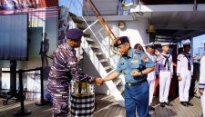 Komandan Komando Daerah Angkatan Laut  (Dankodaeral) VIII Laksda TNI Dery Triesananto Suhendi, S.E., M.Tr.Opsla., melaksanakan kunjungan kerja ke KRI Bima Suci-945 yang tengah sandar di Dermaga Utama Samla Satrol Kodaeral VIII, Bitung, Rabu (15/7/2026).