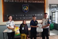 Rutan Kelas IIB Kotamobagu kembali menyalurkan bantuan sosial berupa paket sembako kepada keluarga Warga Binaan Pemasyarakatan (WBP) yang kurang mampu di wilayah Bolaang Mongondow Raya, Rabu (15/7/2026).