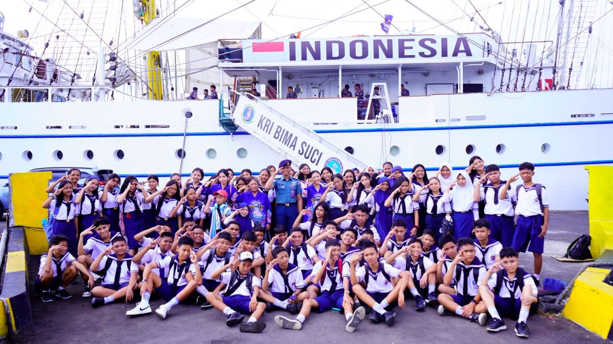 Siswa SMP Hang Tuah Manado mendapat kesempatan mengikuti kunjungan edukatif di KRI Bima Suci yang sandar di Dermaga Satrol Kodaeral VIII, Kamis (16/7/2026).