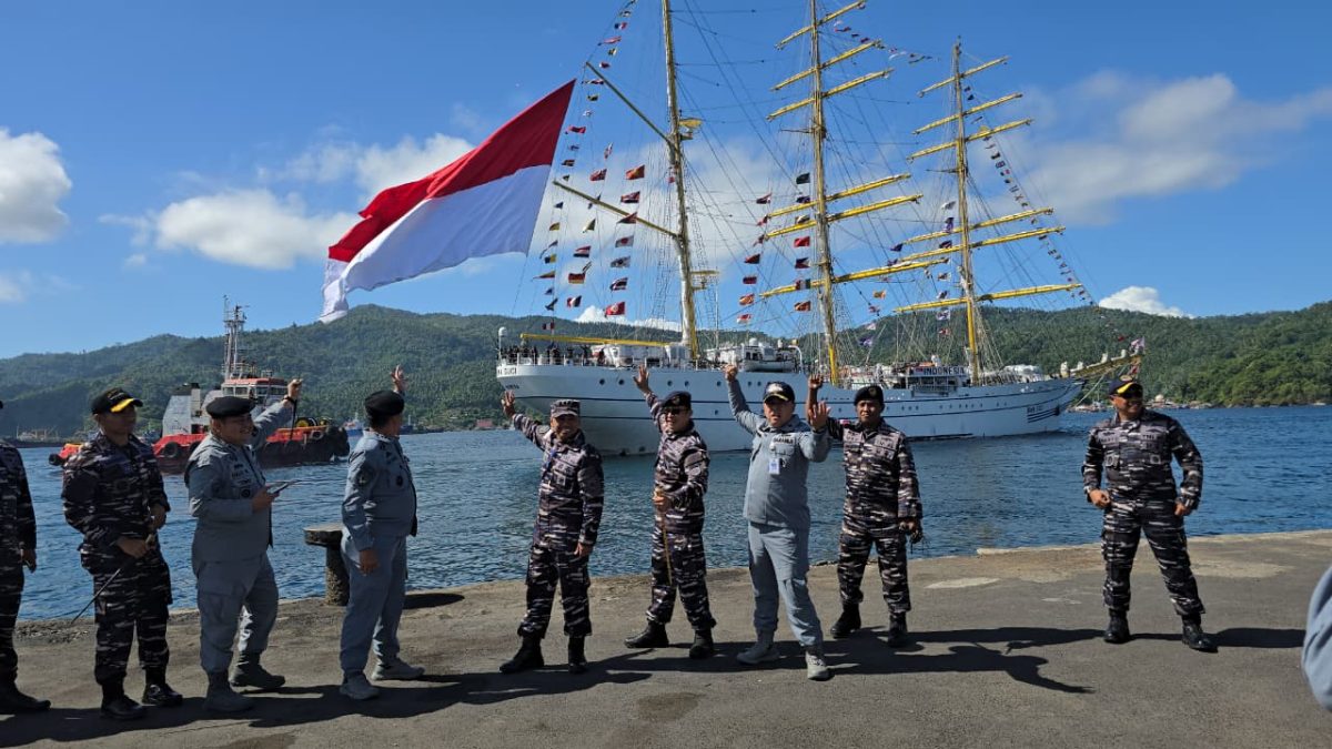 Komandan Komando Daerah Angkatan Laut (Dankodaeral) VIII Laksda TNI Dery Triesananto Suhendi, S.E., M.Tr.Opsla., yang diwakili Asisten Personel (Aspers) Dankodaeral VIII melaksanakan merplug atau melepas keberangkatan KRI Bima Suci dari Dermaga Samla Satrol Kodaeral VIII Bitung menuju Pangkalan TNI AL Surabaya, Sabtu (18/7/2026).