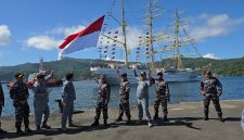 Komandan Komando Daerah Angkatan Laut (Dankodaeral) VIII Laksda TNI Dery Triesananto Suhendi, S.E., M.Tr.Opsla., yang diwakili Asisten Personel (Aspers) Dankodaeral VIII melaksanakan merplug atau melepas keberangkatan KRI Bima Suci dari Dermaga Samla Satrol Kodaeral VIII Bitung menuju Pangkalan TNI AL Surabaya, Sabtu (18/7/2026).