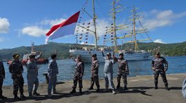 Komandan Komando Daerah Angkatan Laut (Dankodaeral) VIII Laksda TNI Dery Triesananto Suhendi, S.E., M.Tr.Opsla., yang diwakili Asisten Personel (Aspers) Dankodaeral VIII melaksanakan merplug atau melepas keberangkatan KRI Bima Suci dari Dermaga Samla Satrol Kodaeral VIII Bitung menuju Pangkalan TNI AL Surabaya, Sabtu (18/7/2026).