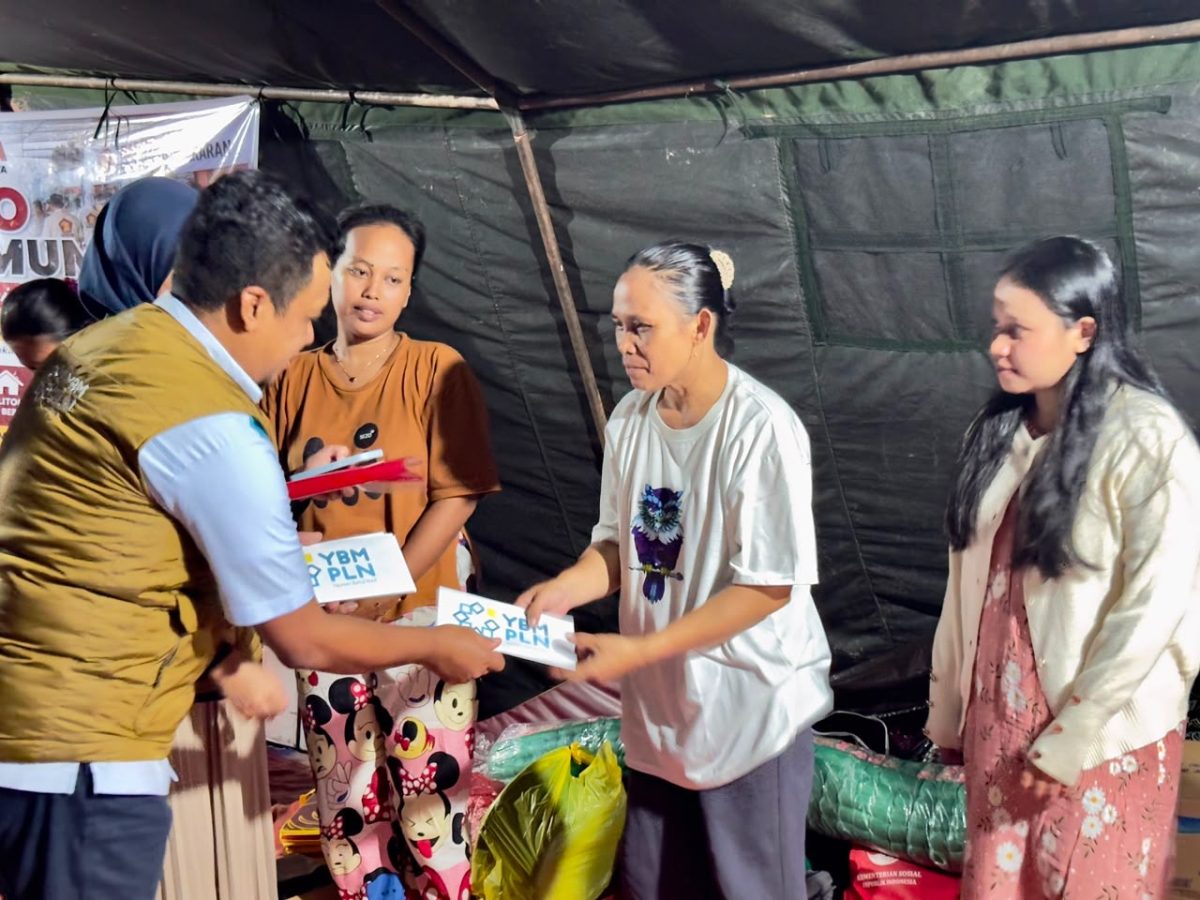 PT PLN (Persero) melalui program PLN Peduli, Yayasan Baitul Maal (YBM) PLN, dan Serikat Pegawai PLN UP3 Tolitoli bergerak cepat menyalurkan bantuan kemanusiaan kepada warga terdampak kebakaran di Jalan Yos Sudarso KM 1, Kelurahan Panasakan, Kabupaten Tolitoli, Minggu (20/7/2026).