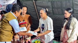 PT PLN (Persero) melalui program PLN Peduli, Yayasan Baitul Maal (YBM) PLN, dan Serikat Pegawai PLN UP3 Tolitoli bergerak cepat menyalurkan bantuan kemanusiaan kepada warga terdampak kebakaran di Jalan Yos Sudarso KM 1, Kelurahan Panasakan, Kabupaten Tolitoli, Minggu (20/7/2026).