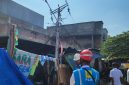 PT PLN (Persero) UP3 Palu bergerak cepat memulihkan pasokan listrik yang sempat terhenti akibat robohnya tiang listrik di Jalan Bayam, kawasan Pasar Tradisional Inpres Manonda, Kecamatan Palu Barat.