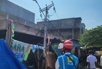 PT PLN (Persero) UP3 Palu bergerak cepat memulihkan pasokan listrik yang sempat terhenti akibat robohnya tiang listrik di Jalan Bayam, kawasan Pasar Tradisional Inpres Manonda, Kecamatan Palu Barat.