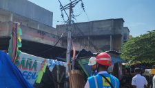 PT PLN (Persero) UP3 Palu bergerak cepat memulihkan pasokan listrik yang sempat terhenti akibat robohnya tiang listrik di Jalan Bayam, kawasan Pasar Tradisional Inpres Manonda, Kecamatan Palu Barat.