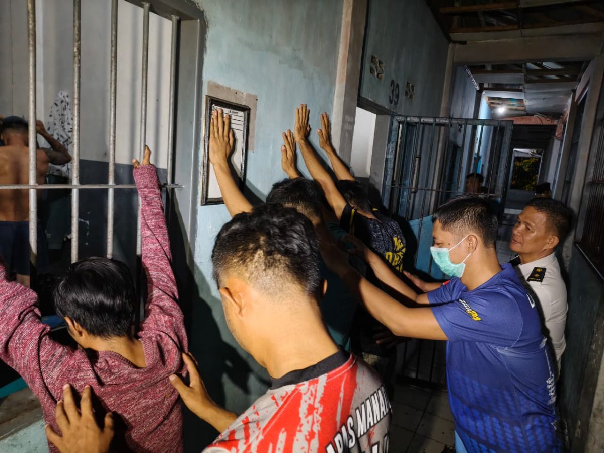 Lapas Kelas IIA Manado memperkuat pengawasan keamanan dengan melaksanakan inspeksi mendadak (sidak) kamar hunian Warga Binaan Pemasyarakatan (WBP).