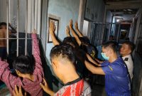 Lapas Kelas IIA Manado memperkuat pengawasan keamanan dengan melaksanakan inspeksi mendadak (sidak) kamar hunian Warga Binaan Pemasyarakatan (WBP).