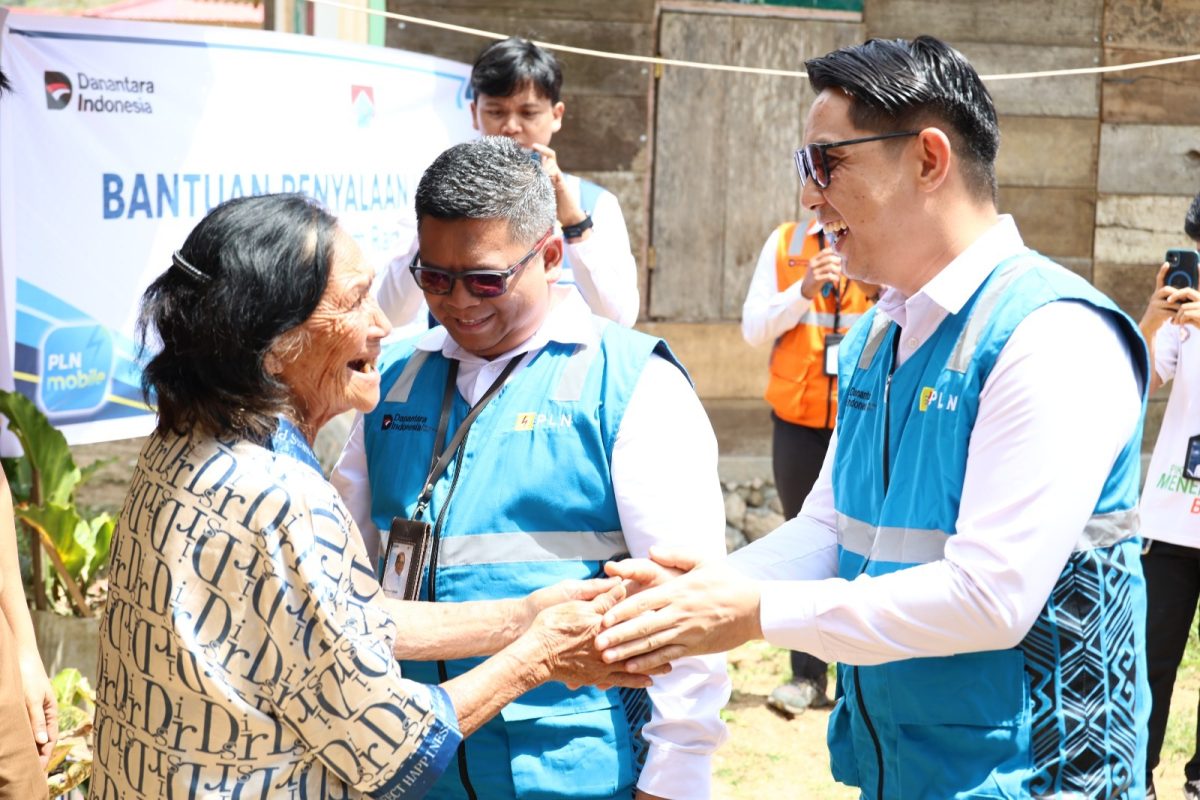 PT PLN (Persero) UP3 Kotamobagu menyerahkan bantuan pasang baru listrik gratis kepada enam keluarga kurang mampu di Kabupaten Bolaang Mongondow Timur.