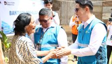 PT PLN (Persero) UP3 Kotamobagu menyerahkan bantuan pasang baru listrik gratis kepada enam keluarga kurang mampu di Kabupaten Bolaang Mongondow Timur.