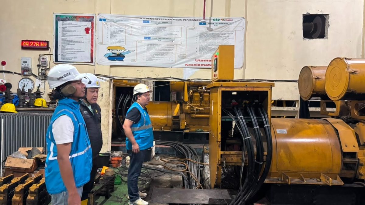 PT PLN (Persero) UP3 Tahuna bergerak cepat memulihkan sistem kelistrikan yang terdampak banjir dan tanah longsor di Kecamatan Tamako, Kabupaten Kepulauan Sangihe.