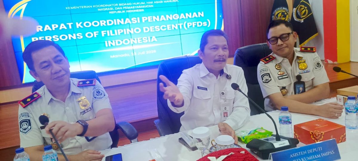 Asisten Deputi Kemenko Kumham Imipas, Herdaus (tengah) didampingi Kakanim Kelas II TPI Tahuna Ready Jootje Ratag (kanan) dan Kakanim Kelas II TPI Bitung, Ruri H Roesman (kiri).(Foto;Yudi/pilar)