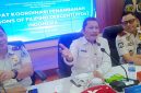 Asisten Deputi Kemenko Kumham Imipas, Herdaus (tengah) didampingi Kakanim Kelas II TPI Tahuna Ready Jootje Ratag (kanan) dan Kakanim Kelas II TPI Bitung, Ruri H Roesman (kiri).(Foto;Yudi/pilar)
