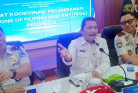 Asisten Deputi Kemenko Kumham Imipas, Herdaus (tengah) didampingi Kakanim Kelas II TPI Tahuna Ready Jootje Ratag (kanan) dan  Kakanim Kelas II TPI Bitung, Ruri H Roesman (kiri).(Foto;Yudi/pilar)