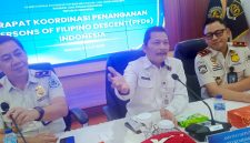 Asisten Deputi Kemenko Kumham Imipas, Herdaus (tengah) didampingi Kakanim Kelas II TPI Tahuna Ready Jootje Ratag (kanan) dan Kakanim Kelas II TPI Bitung, Ruri H Roesman (kiri).(Foto;Yudi/pilar)